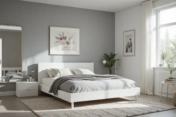 Chambre minimaliste avec lit bas et décoration épurée
